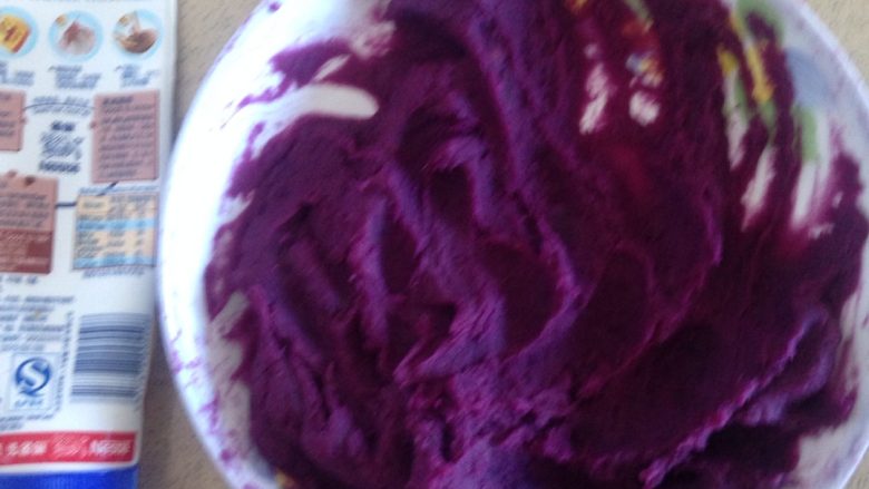 紫薯饼,放入少许<a style='color:red;display:inline-block;' href='/shicai/ 893'>炼乳</a>搅拌均匀