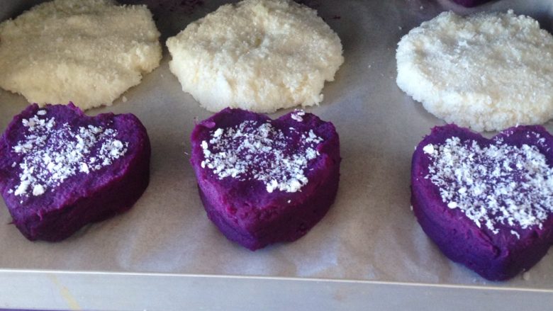 紫薯饼,15分钟后出炉待凉，再拿盘子装，那样紫薯就不易粘在烤纸上