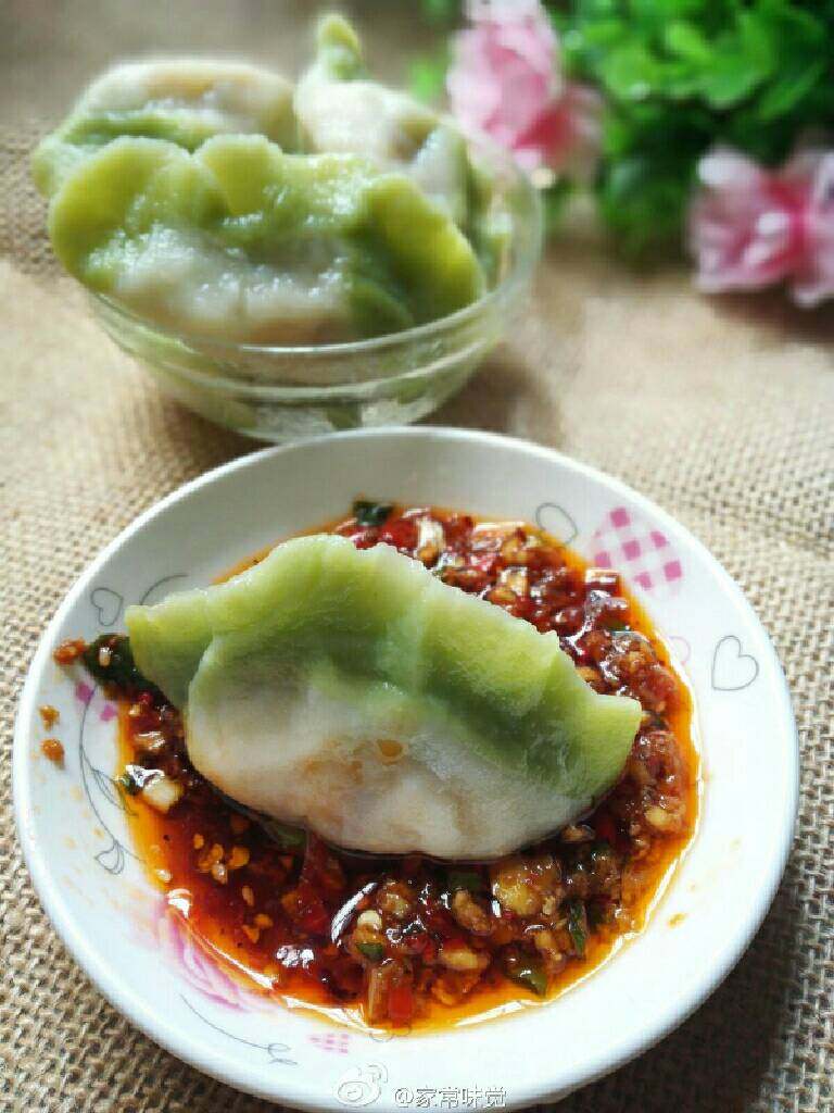 翡翠饺子,煮熟即可。（以自己喜欢可蒸，煮，酱料可依自己喜好调制）