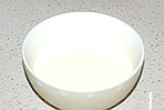 菠萝冰淇淋,菠萝汁和<a style='color:red;display:inline-block;' href='/shicai/ 8197'>淡奶油</a>混合后入冰箱冷藏几个小时
