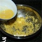 彩蝶饼干,分两次加入鸡蛋液,搅拌均匀,注意一定要蛋液和黄油混合均匀再加入剩余的蛋液;
