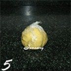 彩蝶饼干,用手揉成面团,裹上保鲜膜,放入冰箱冷藏松弛30分钟;