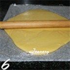 彩蝶饼干,将面团取出,擀成厚薄均匀的面片;