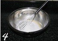 彩色戚风蛋糕,筛入蛋糕粉;