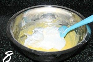 彩色戚风蛋糕,取1/3蛋白加入蛋黄糊中,翻拌均匀;