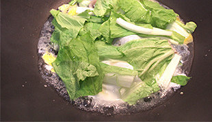 蚵仔煎,然后再均匀地摆上切成段的<a style='color:red;display:inline-block;' href='/shicai/ 112'>小白菜</a>