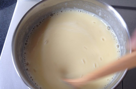豌豆黄,糖化开后转小火,倒入碗豆浆,并不停的搅拌