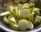 快手鲜蘑丝瓜汤,<a style='color:red;display:inline-block;' href='/shicai/ 57'>丝瓜</a>去皮、用刀削成小块