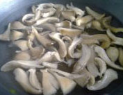 快手鲜蘑丝瓜汤,锅中水烧开，放入鲜蘑，三分钟后放入丝瓜