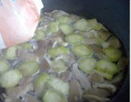 快手鲜蘑丝瓜汤,水再次翻滚后，加少许盐