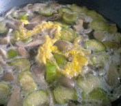 快手鲜蘑丝瓜汤,打入一个<a style='color:red;display:inline-block;' href='/shicai/ 9'>鸡蛋</a>，用筷子迅速搅散成蛋花