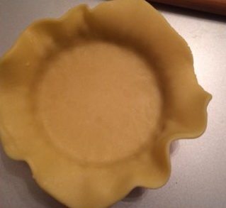 乳酪塔,将片状塔皮覆在塔模上,将底面压紧与塔模内底贴合