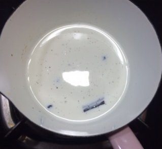 乳酪塔,将一小断香草豆荚用小刀剥出香草籽,连同豆荚与牛奶混合煮沸后,加盖焖半小时使香味融合
