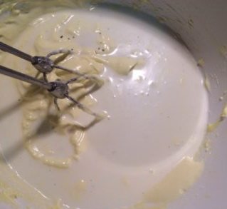乳酪塔,加入香草牛奶搅拌至细腻顺滑的奶酪糊,冷藏1小时后使用