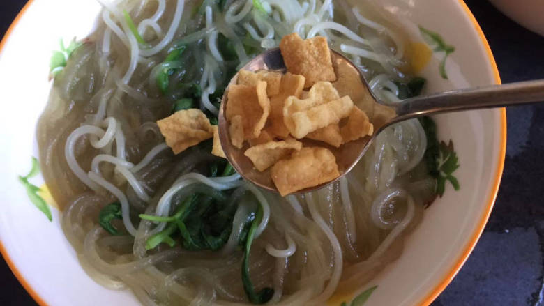 酸爽青菜粉,盛入大碗中，加入一勺花生米，腐竹干（即食的）