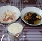 香菇麻油鸡米饭,靓禾香米一杯,干香菇提前浸泡,鸡翅洗净切成块状;