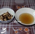 香菇麻油鸡米饭,将浸泡过的香菇切成细条，香菇水留着待用；