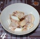 香菇麻油鸡米饭,鸡翅里放入葱段,倒入料酒、生抽、老抽、黑胡椒粉腌制30分钟;