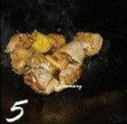 香菇麻油鸡米饭,锅中倒入麻油,放入姜片小火慢慢煸香,直到姜片边缘有微微焦黄,将鸡块倒入翻炒至变色;