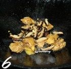 香菇麻油鸡米饭,加入香菇炒香;