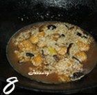 香菇麻油鸡米饭,加入适量生抽、老抽、盐炒匀,倒入香菇水(因为不够再加了点热水)大火烧开;