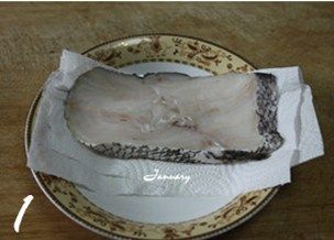 黄油香煎银鳕鱼,银鳕鱼解冻,清水冲洗,用厨房纸将表面的水分擦干;
