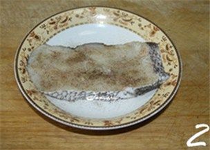 黄油香煎银鳕鱼,将少量盐,黑胡椒,白胡椒涂抹在银鳕鱼表面,腌制30分钟。
