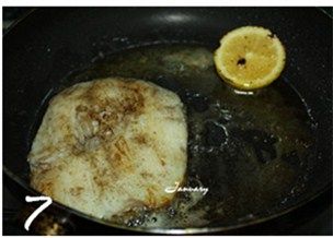 黄油香煎银鳕鱼,放入柠檬,煎至焦糖化。