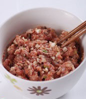 梅花蒸饺,香菇切碎,加入猪肉泥中,加生抽,花椒粉,盐,葱油拌匀腌30分钟。