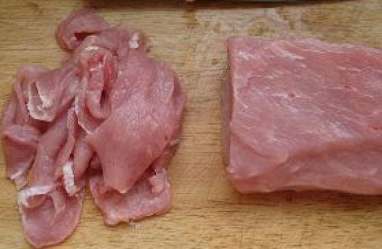 蜜汁红椒肉片,猪肉洗净,沥干水分,切成薄片