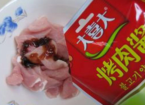 蜜汁红椒肉片,肉片放容器中，加入2-3大勺大喜大<a style='color:red;display:inline-block;' href='/shicai/ 5379'>烤肉酱</a>