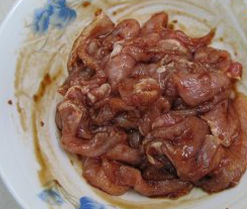 蜜汁红椒肉片,搅拌均匀,腌一会,使肉入味