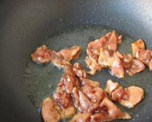 蜜汁红椒肉片,锅中倒油烧热,放入肉片炒至断生