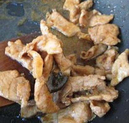 蜜汁红椒肉片,将炒好的肉片盛出来,沥油备用