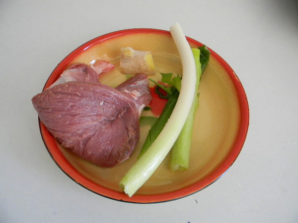 上海生煎,肉、葱、<a style='color:red;display:inline-block;' href='/shicai/ 37'>姜</a>备好