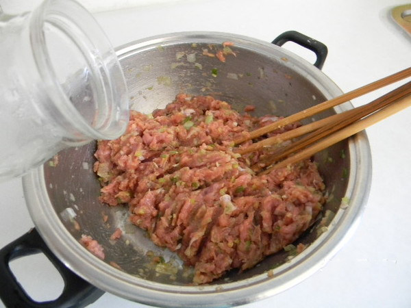上海生煎,顺着一个方向搅拌上劲儿,搅拌的途中加入3次水,每次都要把水吸收后在再下一次,大约加了有150g的水