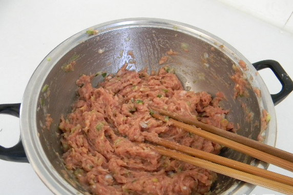 上海生煎,和好的肉馅满含水分很粘稠,最后在加入一汤勺<a style='color:red;display:inline-block;' href='/shicai/ 847'>香油</a>拌匀