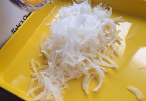 腊味萝卜糕,白萝卜洗净去皮切细丝,越细越好,便于下一步腌制