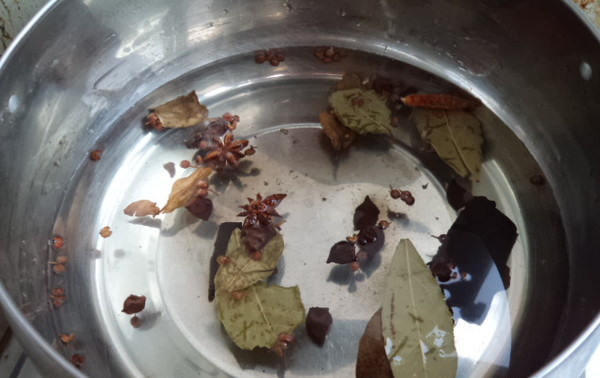 五香花生,煮锅加水,倒入浸泡后的香料,连同浸泡香料的水一起倒入