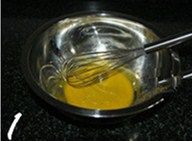 椰香戚风蛋糕,将蛋黄和蛋白分离;