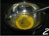 椰香戚风蛋糕,蛋黄中加入玉米油,搅拌均匀;