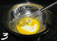椰香戚风蛋糕,加入牛奶,搅拌均匀;