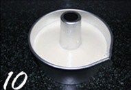 椰香戚风蛋糕,将面糊倒入模具中,震出气泡,烤箱预热160度,放入模具后,温度调至140度,烤45分钟;