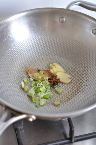 健康美味红烧茄子,锅里倒入少许油,油热后放入葱花、姜片、八角、桂皮,香叶爆香