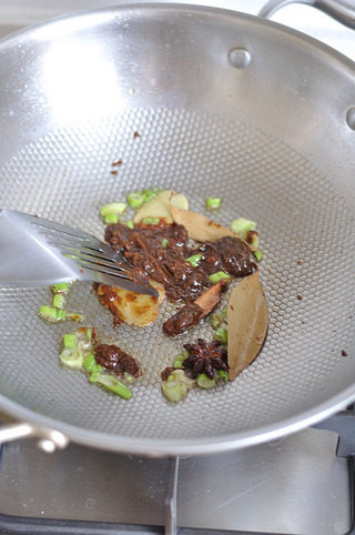 健康美味红烧茄子,挖入两汤匙面酱,小火炒制