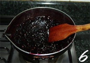 车厘子果酱 ,继续搅拌熬制,直到车厘子变浓稠即可熄火;