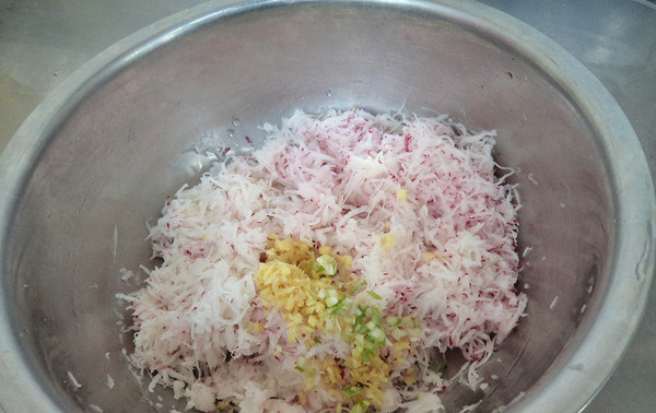 天津咸食,旱萝卜擦成丝,加葱姜末