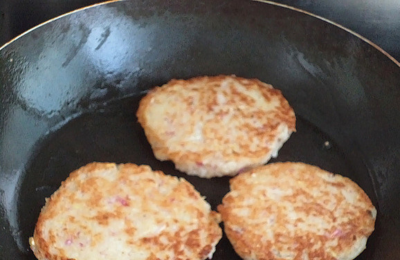 天津咸食,适时将咸食坯翻身,煎至咸食双面金黄,咸食熟即可盛出享用