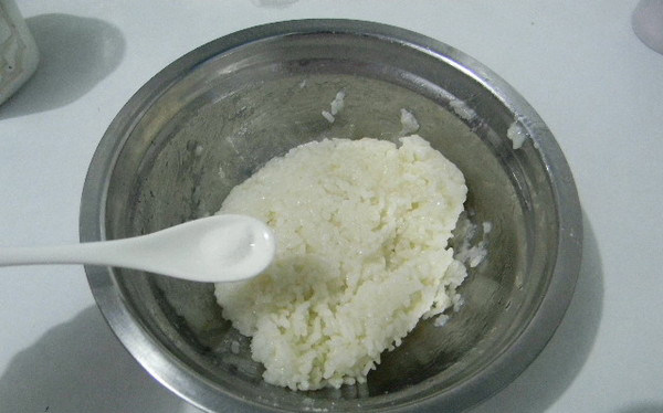粢饭糕,取正常电饭煲焖制的<a style='color:red;display:inline-block;' href='/shicai/ 507'>米饭</a>,趁热加入一小勺盐拌匀
