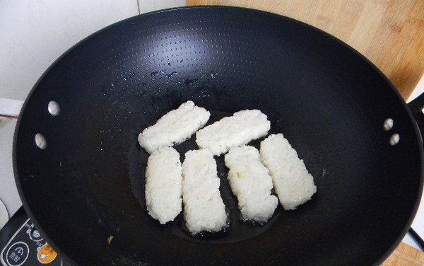 粢饭糕,炒锅热油,放入米饭块